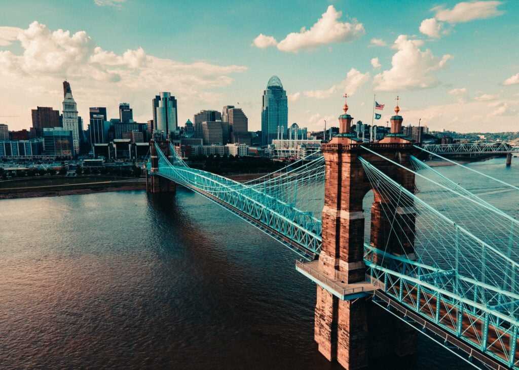 Ausblick auf Brücke und Stadtzentrum von Cincinnati